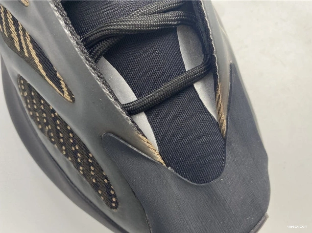 GY0189 ADIDAS V3 700 YEEZY 0809